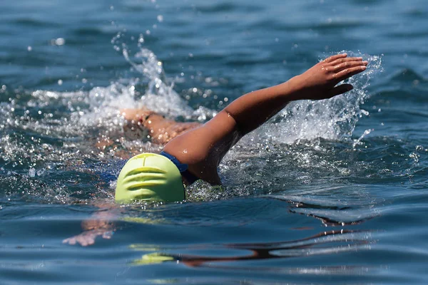 Професійна Триатлетка Плаває Океані Повзає Океані Плавала Жінка Чистій Воді — стокове фото