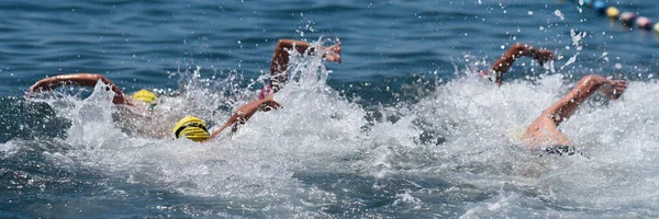 Группа Пловцов Плавает Море Скачках Плавание Детей Чистой Океанской Воде — стоковое фото