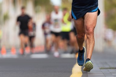 Şehir yolda, büyük grup koşucu çalıştıran maraton koşucu