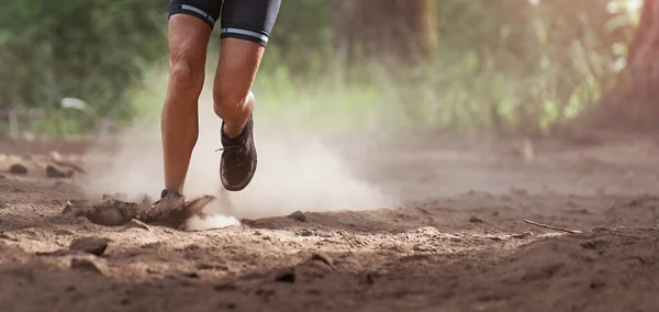 산속의 지대의 달리는 트레일 달리기 먼지많은 달리는 — 스톡 사진