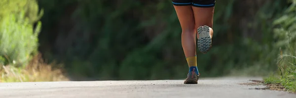 Mujer Corre Bosque Camino Asfalto Rural Par Piernas Atléticas Corriendo — Foto de Stock