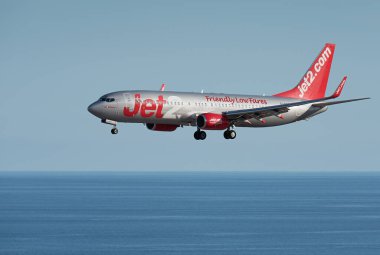 Tenerife, İspanya 4 Haziran 2023. Jet2 Havayollarının Boeing 737 'si okyanusun üzerinde mavi gökyüzünde uçuyor.