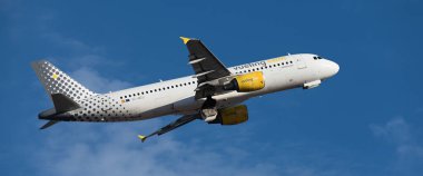 Tenerife, İspanya 7 Haziran 2023. Vueling Havayolları Airbus 320. Vueling Havayolları mavi gökyüzünde uçuyor