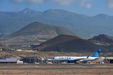 Tenerife, İspanya 9 Haziran 2023. United Airlines Boeing 757-200, Tenerife 'de taksideyken. Birleşmiş Milletler uçakları. Arkaplan volkanı El Teide