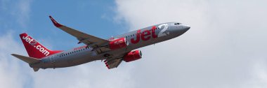 Tenerife, İspanya 30 Mayıs 2023. Jet2 Airlines 'ın Boeing 737-8MG' si mavi gökyüzünde uçuyor. Jet 2, düşük maliyetli bir İngiliz havayolu şirketi.