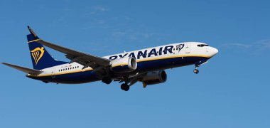 Tenerife, İspanya 31 Mayıs 2023. Ryanair Havayollarının Boeing 737 'si mavi gökyüzünde uçuyor. Ryanair Tenerife 'den havalanıyor. Ryanair düşük maliyetli bir İrlanda havayolu şirketidir.