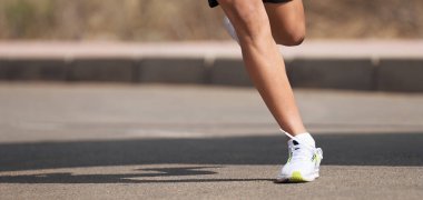 Koşan çocuklar, koşan bir çocuk, koşan bir yarış, koşan bir şehir yolu, koşu ayakkabılarının ayrıntıları.