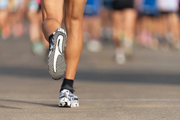 マラソン 都市道路上の人々の足 — ストック写真