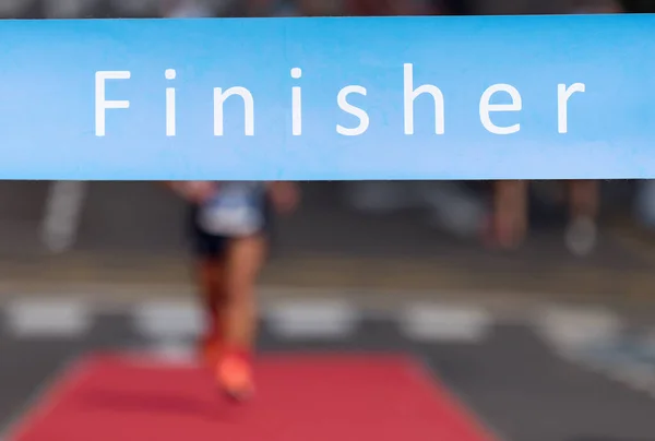 Bitiş Çizgisine Doğru Koşan Adam Erkek Koşucu Açık Havada Yarışı — Stok fotoğraf