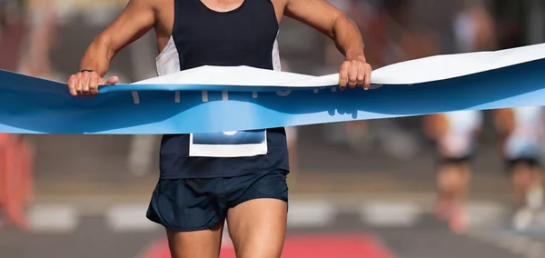 Hombre Corriendo Hacia Línea Meta Corredor Masculino Ganar Carrera Aire — Foto de Stock