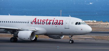 Tenerife, İspanya 27 Temmuz 2023. Avusturya Havayolları Airbus A320. Tenerife 'de taksicilik yapan Avusturya Hava Yolları uçağının görüntüsü