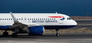 Tenerife, İspanya 29 Temmuz 2023. British Airways Airbus A320. İngiliz Havayolları 'nın Tenerife' de taksicilik yaptığı bir uçak görüntüsü