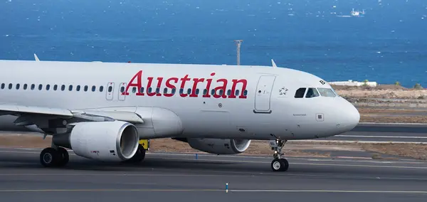 テネリフェ スペイン 2023年7月27日 オーストリア航空A320 テネリフェでタクシーを運行するオーストリアの航空機の画像 ストックフォト