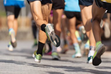 Şehir yolda, büyük grup koşucu çalıştıran maraton koşucu