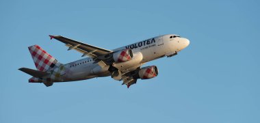 Tenerife, İspanya 21 Ekim 2023. Volotea Havayolları Airbus A319-112. Volotea Havayolları mavi gökyüzünde uçuyor