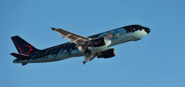 Tenerife, İspanya 21 Ekim 2023. Brüksel Havayolları Airbus A320-214. Brüksel Havayolları (Tintin çizgi romanları) mavi gökyüzünde uçuyor