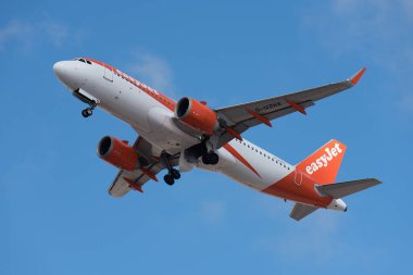 Tenerife, İspanya Ekim 29, 2023 Easy Jet Airlines Airbus A320-251N. Easy Jet Havayolları mavi gökyüzünde uçuyor