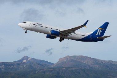Tenerife, İspanya, 29 Ekim 2023. Jettime Havayolları, Boeing 737-8K5. Jettime Havayolları gökyüzünde uçuyor, El Teide volkanı arka planda.