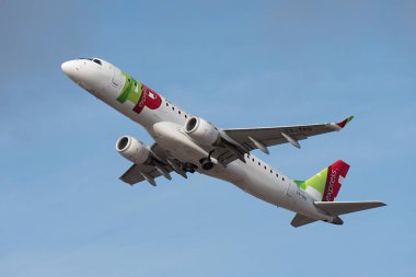 Tenerife, İspanya, 29 Ekim 2023. TAP Express Havayolları Embraer E190LR. TAP Express Havayolları mavi gökyüzünde uçuyor