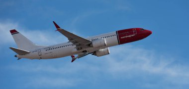 Tenerife, İspanya. 30 Ekim 2023. Norveç Havayolları, Boeing 737 MAX 8. Norveç Havayolları mavi gökyüzünde uçuyor