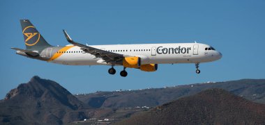 Tenerife, İspanya 9 Aralık 2023. Airbus A321-211 Condor Havayolları mavi gökyüzünde uçuyor. Tenerife Havaalanına iniyor.