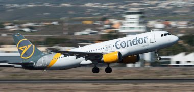 Tenerife, İspanya 3 Ocak 2024. Condor Havayolları Airbus A320 Tenerife pistinden kalkıyor. Kullanılan tarama tekniği