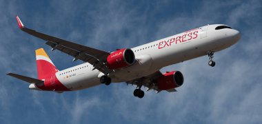 Tenerife, İspanya 3 Ocak 2024. Airbus A321-271 NX Iberia Express Airlines mavi gökyüzünde uçuyor. Tenerife Havaalanına iniyor.