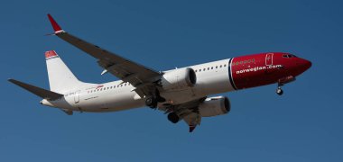 Tenerife, İspanya 3 Ocak 2024. Boeing 737 MAX 8 Norveç Havayolları mavi gökyüzünde uçuyor. Tenerife Havaalanına iniyor.