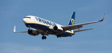 Tenerife, İspanya 13 Ocak 2024. Boeing 737-8AS Ryanair Havayolları mavi gökyüzünde uçuyor. Tenerife Havaalanına iniyor.