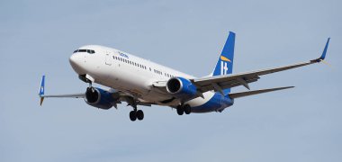 Tenerife, İspanya 13 Ocak 2024. Boeing 737-8K5 Jettime Airlines mavi gökyüzünde uçuyor. Tenerife Havaalanına iniyor.