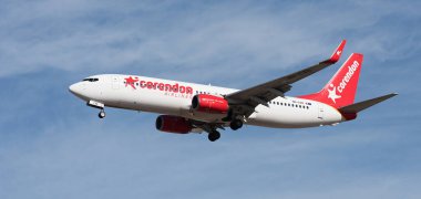 Tenerife, İspanya 13 Ocak 2024. Boeing 737-8GP Corendon Havayolları mavi gökyüzünde uçuyor. Tenerife Havaalanına iniyor.