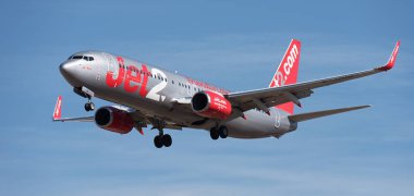 Tenerife, İspanya 13 Ocak 2024. Boeing 737-8MG Jet2 Havayolları mavi gökyüzünde uçuyor. Tenerife Havaalanına iniyor.