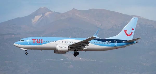 stock image Tenerife, Spain January 13 st, 2024.Boeing 737 MAX 8 TUI Airlines flies in the blue sky. Landing at Tenerife Airport. El Teide volcano in the background