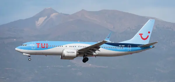 テネリフェ スペイン 1月13St 2024 ボーイング737 Max Tui航空は青空で飛行します テネリフェ空港に着陸 バックグラウンドのエルティード火山 ストック写真
