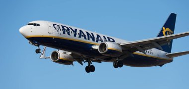 Tenerife, İspanya 17 Ocak 2024. Boeing 737-8AS Ryanair Havayolları mavi gökyüzünde uçuyor. Tenerife Havaalanına iniyor.