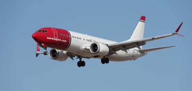 Tenerife, İspanya 16 Ocak 2024. Boeing 737 MAX 8 Norveç Havayolları mavi gökyüzünde uçuyor. Tenerife Havaalanına iniyor.