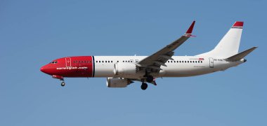 Tenerife, İspanya 16 Ocak 2024. Boeing 737 MAX 8 Norveç Havayolları mavi gökyüzünde uçuyor. Tenerife Havaalanına iniyor.