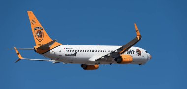 Tenerife, İspanya 21 Ocak 2024. Boeing 737-8K5. Corendon Havayolları mavi gökyüzünde uçuyor.