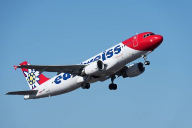 Tenerife, İspanya 21 Ocak 2024 Airbus A320-214. Edelweiss Hava Yolları mavi gökyüzünde uçuyor