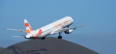 Tenerife, İspanya 21 Ocak 2024 Airbus A321-211. Sunclass Havayolları mavi gökyüzünde uçuyor