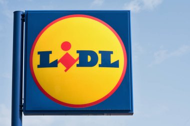 Tenerife, İspanya 28 Ocak 2024 Tenerife Kanarya Adaları 'nda Lidl süpermarket gökyüzünün işareti. Lidl Stiftung & Co. KG, 12 binden fazla mağaza işleten bir Alman küresel indirimli süpermarket zinciri.