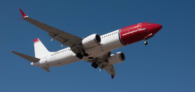 Tenerife, İspanya 31 Ocak 2024. Boeing 737 MAX 8 Norveç Havayolları mavi gökyüzünde uçuyor. Tenerife Havaalanına iniyor.
