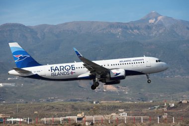 Tenerife, İspanya 4 Şubat 2024. Airbus A320-251N Atlantic Airways mavi gökyüzünde uçuyor. Tenerife Havaalanına iniyor. Arka planda El Teide volkanı