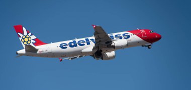 Tenerife, İspanya 16 Şubat 2024. Airbus A320-214. Edelweiss Hava Yolları mavi gökyüzünde uçuyor