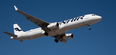 Tenerife, İspanya 21 Şubat 2024. Airbus A321-231 Finnair Havayolları mavi gökyüzünde uçuyor. Tenerife Havaalanına iniyor.