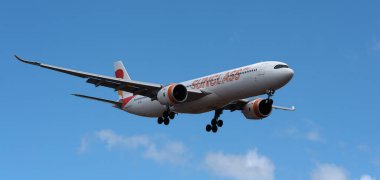 Tenerife, İspanya 31 Mart 2024. Airbus A330-941 Sunclass Havayolları mavi gökyüzünde uçuyor. Tenerife Havaalanına iniyor.