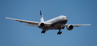 Tenerife, İspanya 31 Mart 2024. Boeing 777-212 (ER) Ayrıcalıklı Style Airlines mavi gökyüzünde uçuyor. Tenerife Havaalanına iniyor.