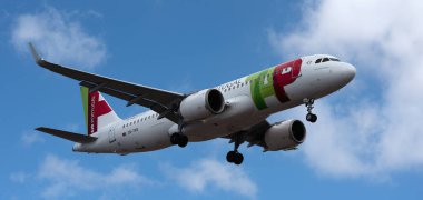 Tenerife, İspanya 31 Mart 2024. Airbus A320-251N TAP Air Portugal Airlines mavi gökyüzünde uçuyor. Tenerife Havaalanına iniyor.