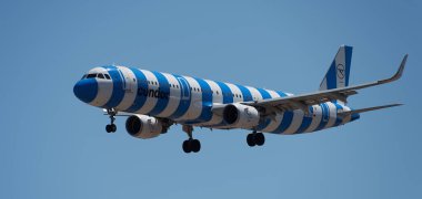 Tenerife, İspanya 3 Mayıs 2024. Airbus A321-211 Condor Havayolları mavi gökyüzünde uçuyor. Tenerife Havaalanına iniyor.