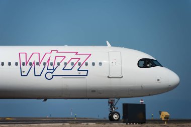 Tenerife, İspanya 3 Mayıs 2024. Wizz Air Airlines Airbus A321-271NX. Görüntü: Airbus A321 Wizz Air Airlines Tenerife 'de taksicilik yapıyor.